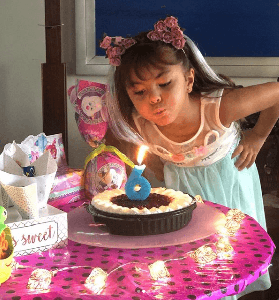 “Hoy cumplo 6 años, gracias por sus bendiciones y compañía a distancia 🦄💐🍭🍿🎂@vrocastroficial”, escribió la talentosa hija de Cristian Castro, que compartió algunas otras fotos donde mostró los obsequios que recibió.