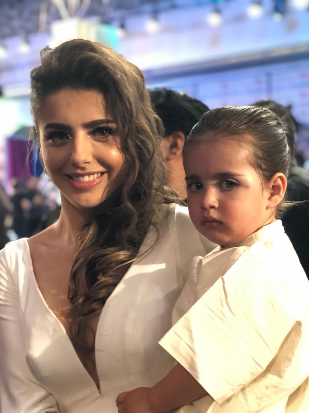 Michelle Renaud junto a su hijo Marcelo en los Premios TVyNovelas