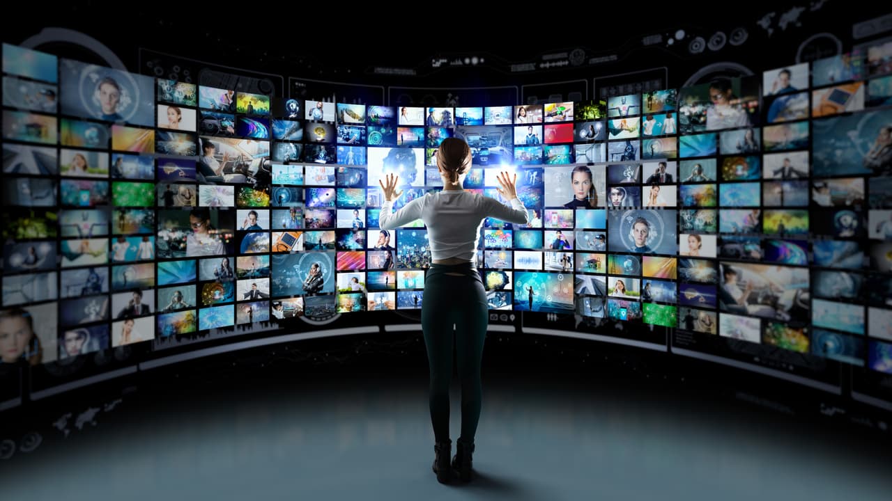 Entretenimiento por streaming: Ya que estamos pasando tanto tiempo en casa, las plataformas de servicios bajo demanda hayan tenido un crecimiento acelerado este último año en México, alcanzando los 15 millones de usuarios, según la consultora Dataxis. “Hay generaciones que crecerán solamente viéndolo en sus propios dispositivos y tal vez se reunirán con alguien para ver una película”, dice Vanessa Rosas, directora de blim tv, para Las Estrellas