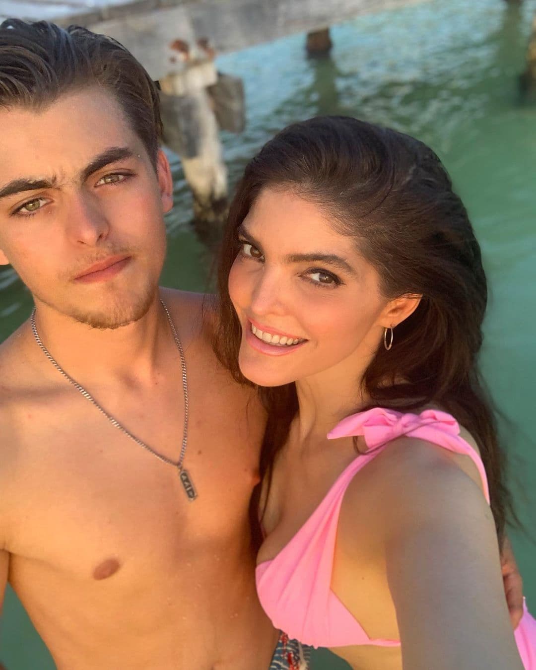 El joven, de 18 años, entró a la Universidad de Indiana y trata de mantenerse en contacto con su familia, por ello cada vez que está de vacaciones disfruta pasar tiempo con sus hermanos.
