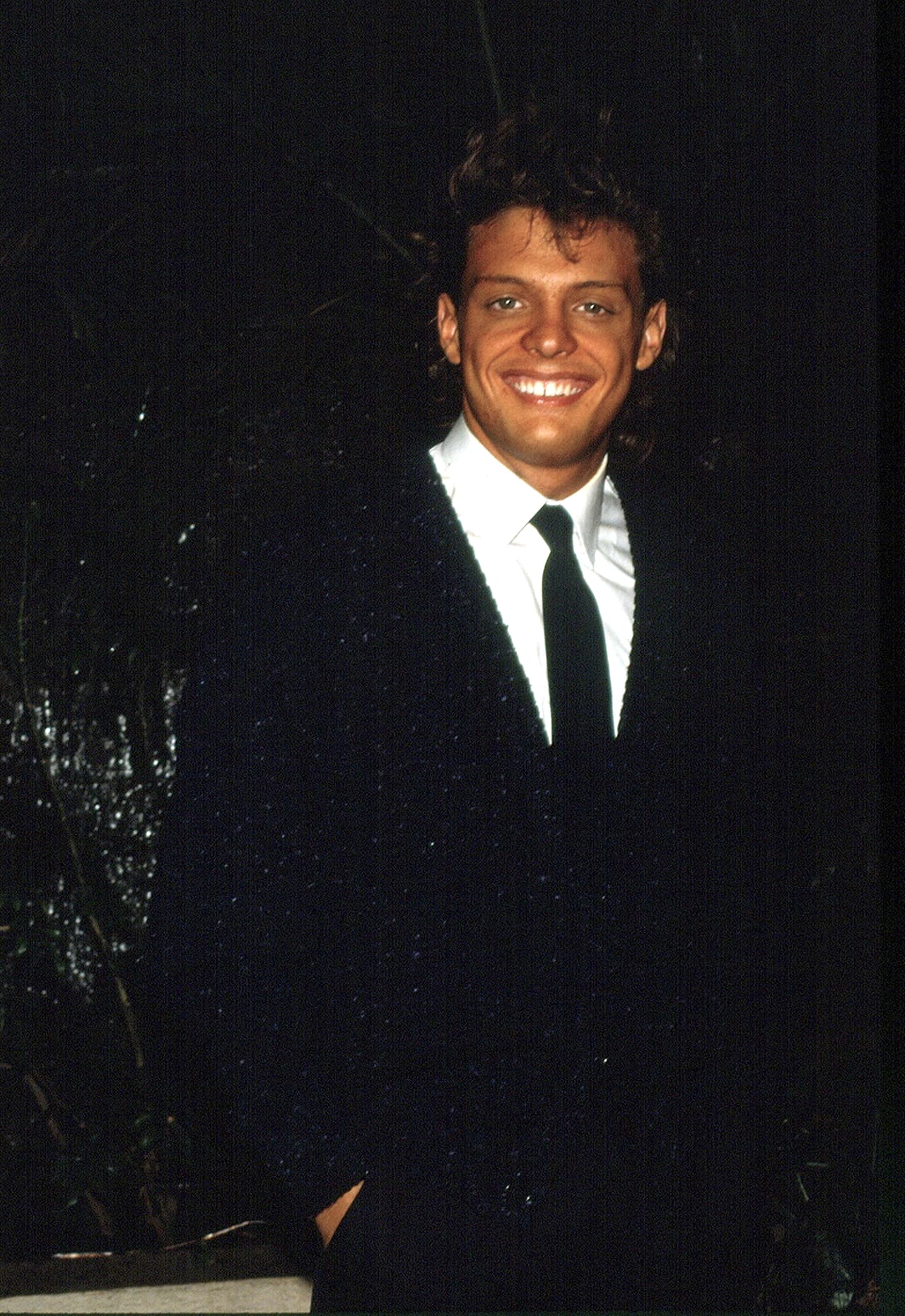 De madre italiana y padre español, Luis Miguel llegó al mundo el 18 de abril de 1970 en San Juan, Puerto Rico. Y, aunque hubo un gran escándalo en la década de 1980 por saberse que el cantante no había nacido en el estado de Veracruz, como se había manejado, el actor sí pudo nacionalizarse mexicano.