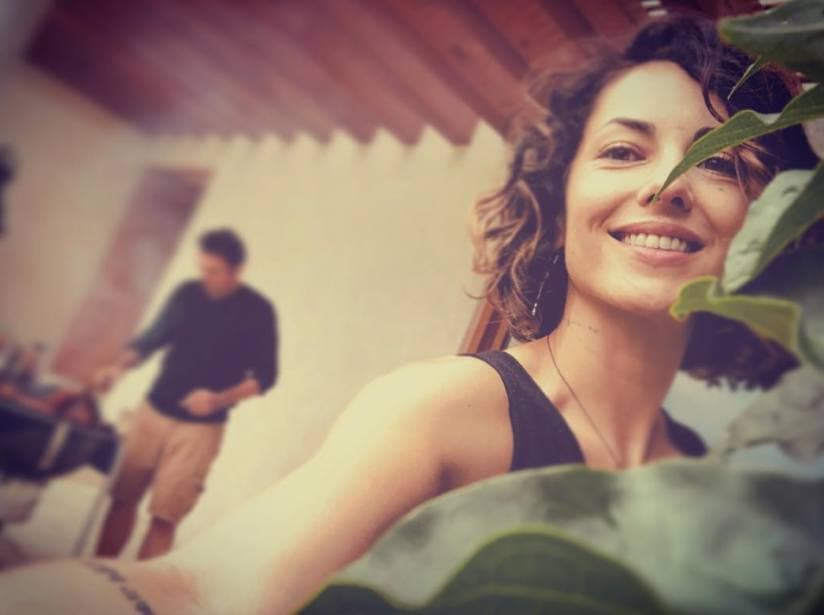 Bárbara Mori y Fernando Rovzar. Aunque la actriz ha tratado de mantener su relación al margen del ojo público, sus publicaciones en Instagram han confirmado su relación con el hermano de Billy Rovzar.