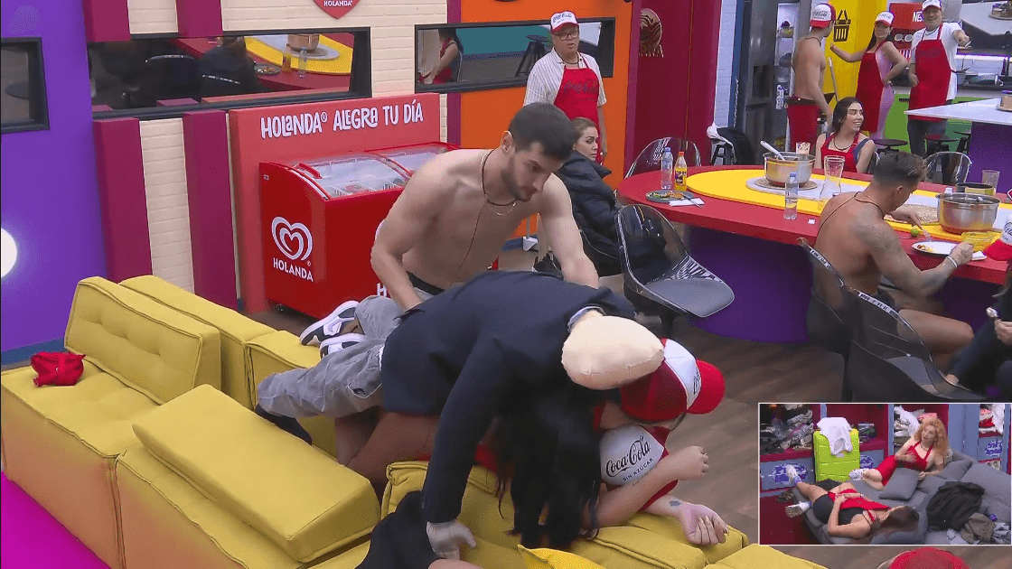 Adrián Marcelo jugando con Jorgito en 'La Casa de los Famosos México'