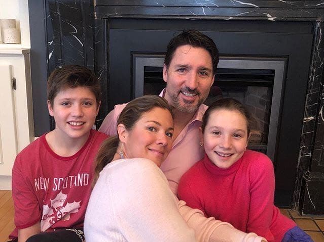 Por su parte, el mundo de la política también se ha visto afectado. La esposa del primer ministro de Canadá, Sophie Grégoire, ha dado positivo al COVID-19.