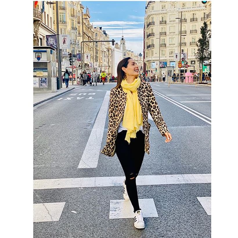 La intérprete, de 36 años, disfrutó de las calles de Madrid, momento que quedó captado en su publicación al lucir un abrigo con estampado de animal print que combinó con unos jeans negros.