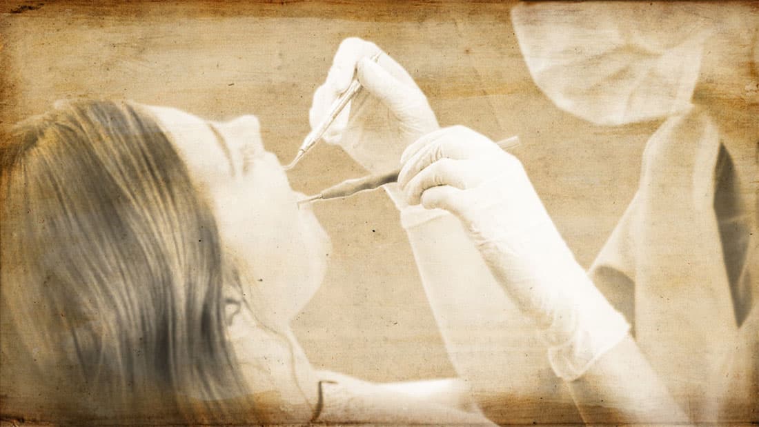 Soñar que un dentista te extrae un diente sugiere que hay un enemigo oculto que está esperando la oportunidad para hacer algo que te perjudique.