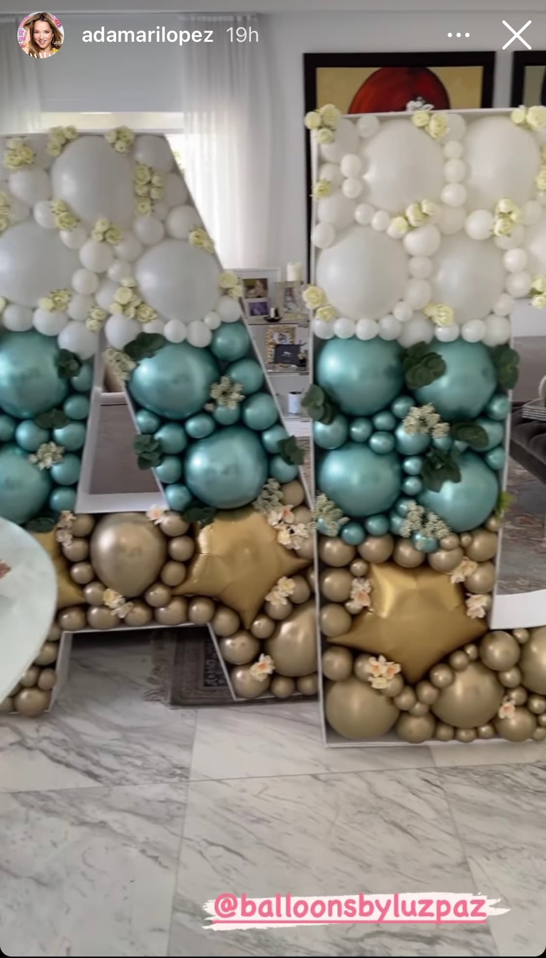 López, quien también es recordada por su actuación en la telenovela juvenil, 'Soñadoras', comenzó mostrando la espectacular estructura de globos que una empresa le regaló con su nombre.