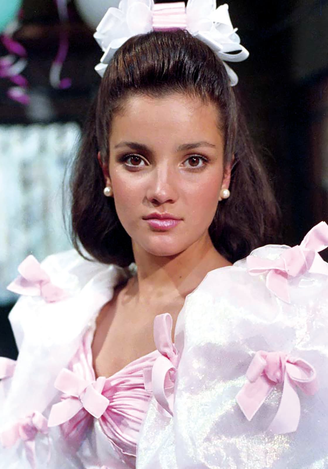 Graduada como bailarina y actriz, Karla Mercedes Álvarez Báez debutó en la pantalla chica al lado de Thalía en 1992 en la telenovela ‘María Mercedes’, donde dio vida a ‘Rosario Muñoz’.