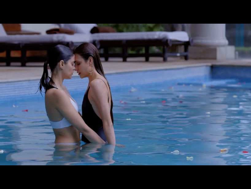 ‘Valentina’ le pide a ‘Juliana’ que dejen de pensar en todo y se relajen en la piscina, lugar en el que tuvieron su primer beso.