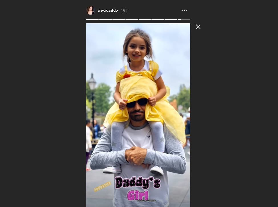 En sus historias de Instagram, la esposa de Eugenio Derbez mostró que Aitana no solo disfrutó de los espectáculos, sino también explotó su lado extremo y se subió a gran parte de los juegos mecánicos de Disneyland.