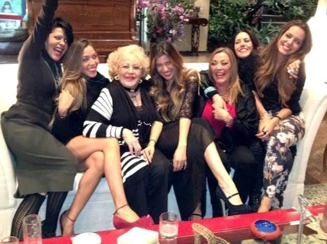 Silvia Pinal es una de las primeras actrices más importantes de México, pero el éxito llegó a varias generaciones de su dinastía. Sus hijas Sylvia Pasquel y Alejandra Guzmán son grandes estrellas, la primera en la actuación y la segunda en la música; mientras que sus nietas también buscan abrirse paso en el entretenimiento.