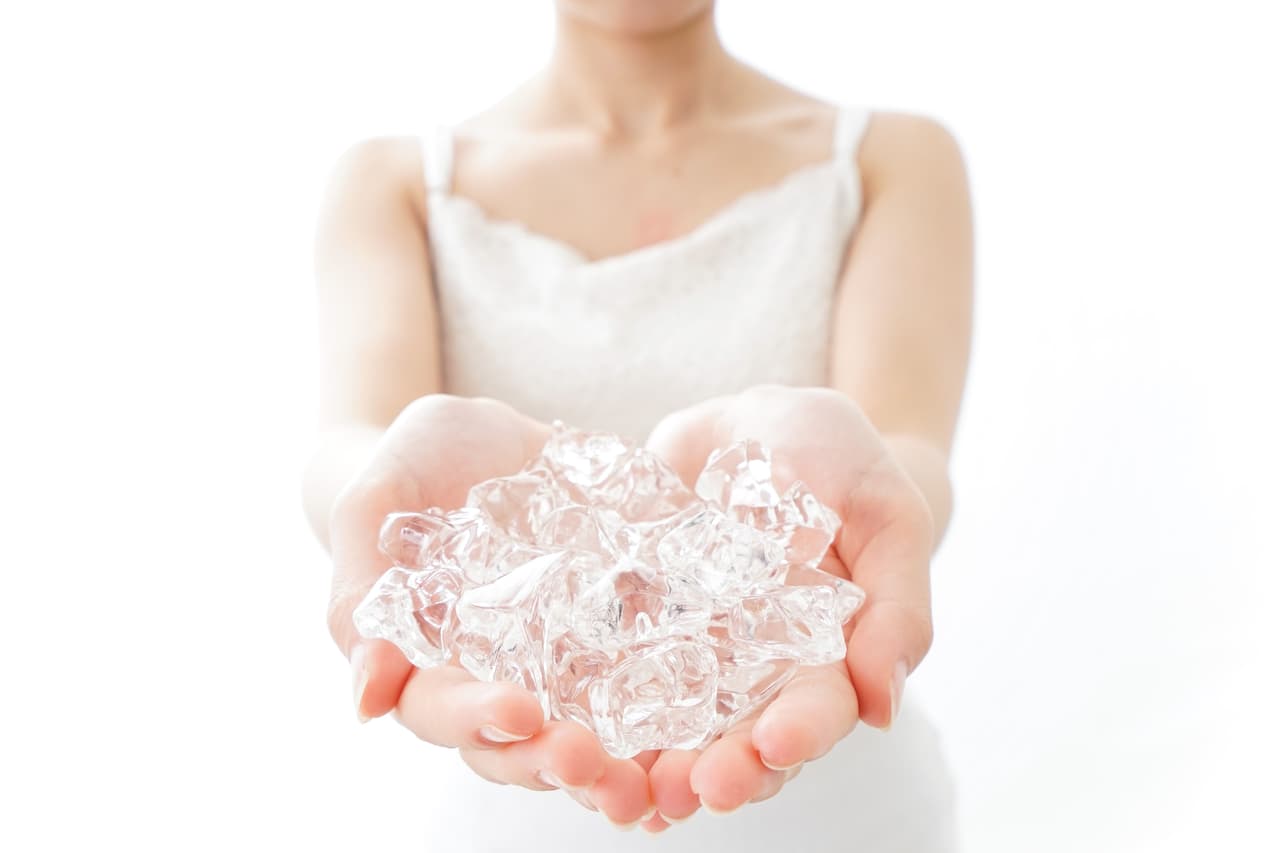 Sumergir la cara en hielo: el método de algunas famosas para un cutis perfecto