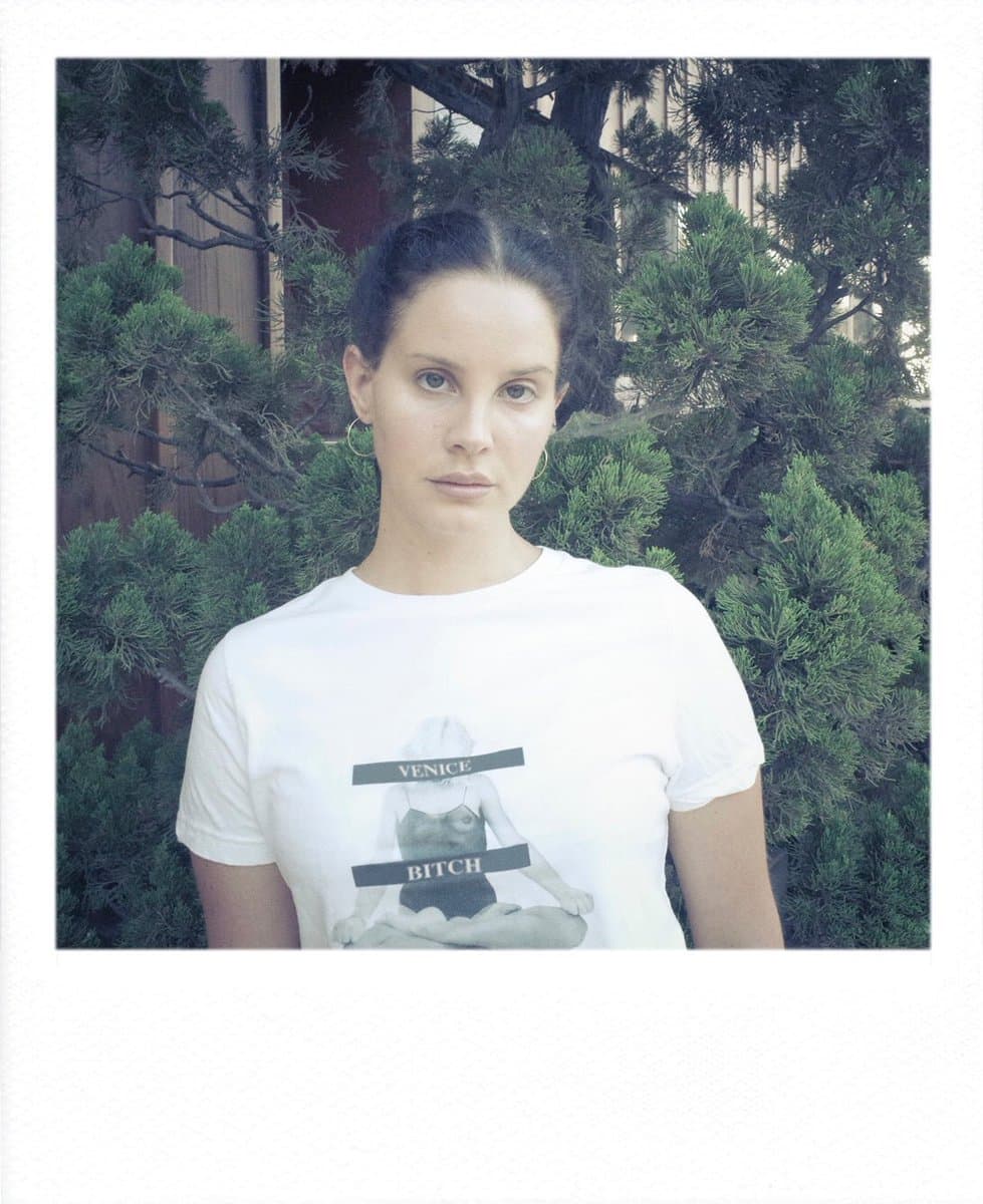 Lana del Rey compartió la portada de su nuevo sencillo 'Mariners Apartment Complex'