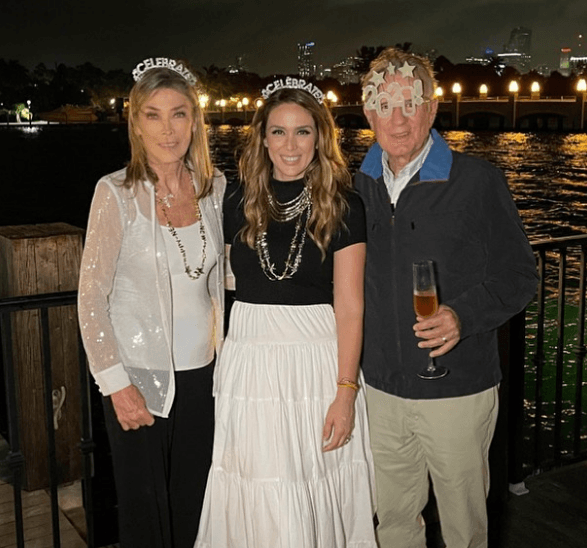 En una segunda publicación, la actriz posó con sus papás. “Feliz y agradecida de celebrar el inicio de este 2021 con ustedes! Los amoooo! @pichisvan @profebraca #HappyNewYear #2021”