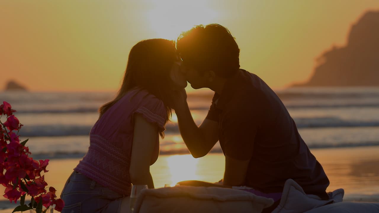 Es tanto su amor que Marena y Gael se dan su primer beso a la orilla del mar.
