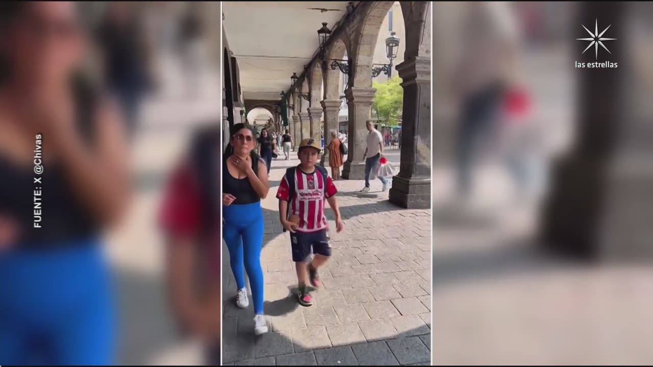 Regalan playera a niño fanático de las chivas