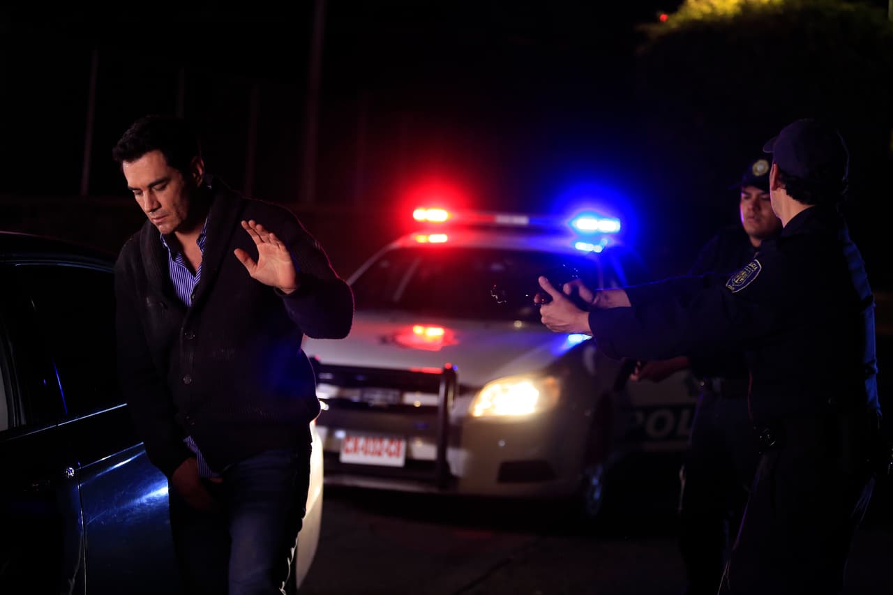 Él le suplica ayuda a la policía y le asegura que se encuentran huyendo de un peligroso violador.