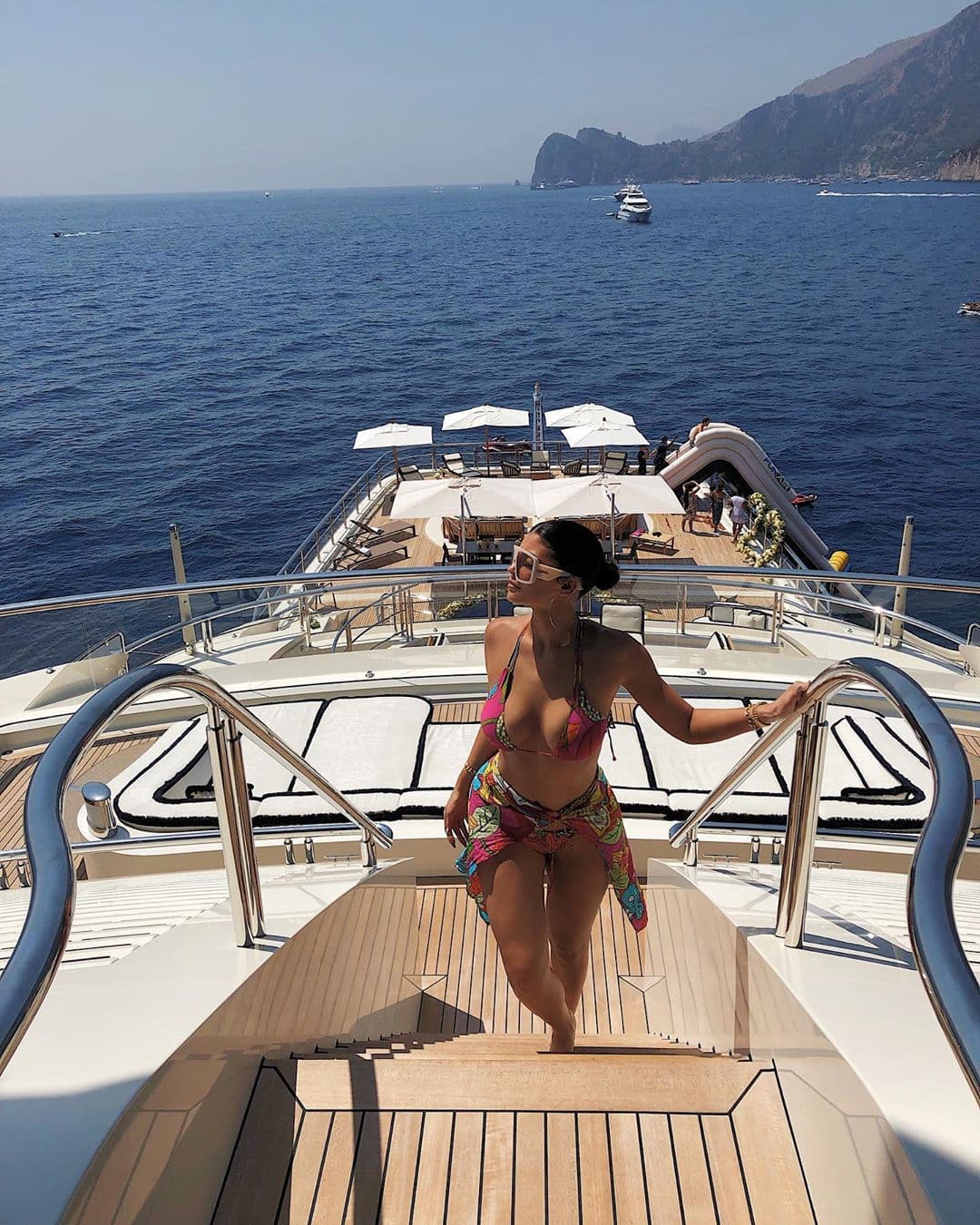 De acuerdo con TMZ, Kylie estaría pagando 1.2 millones de dólares por semana en la renta del yate Tanquility, además del costo del combustible y la propina para la tripulación conformada por 29 personas.