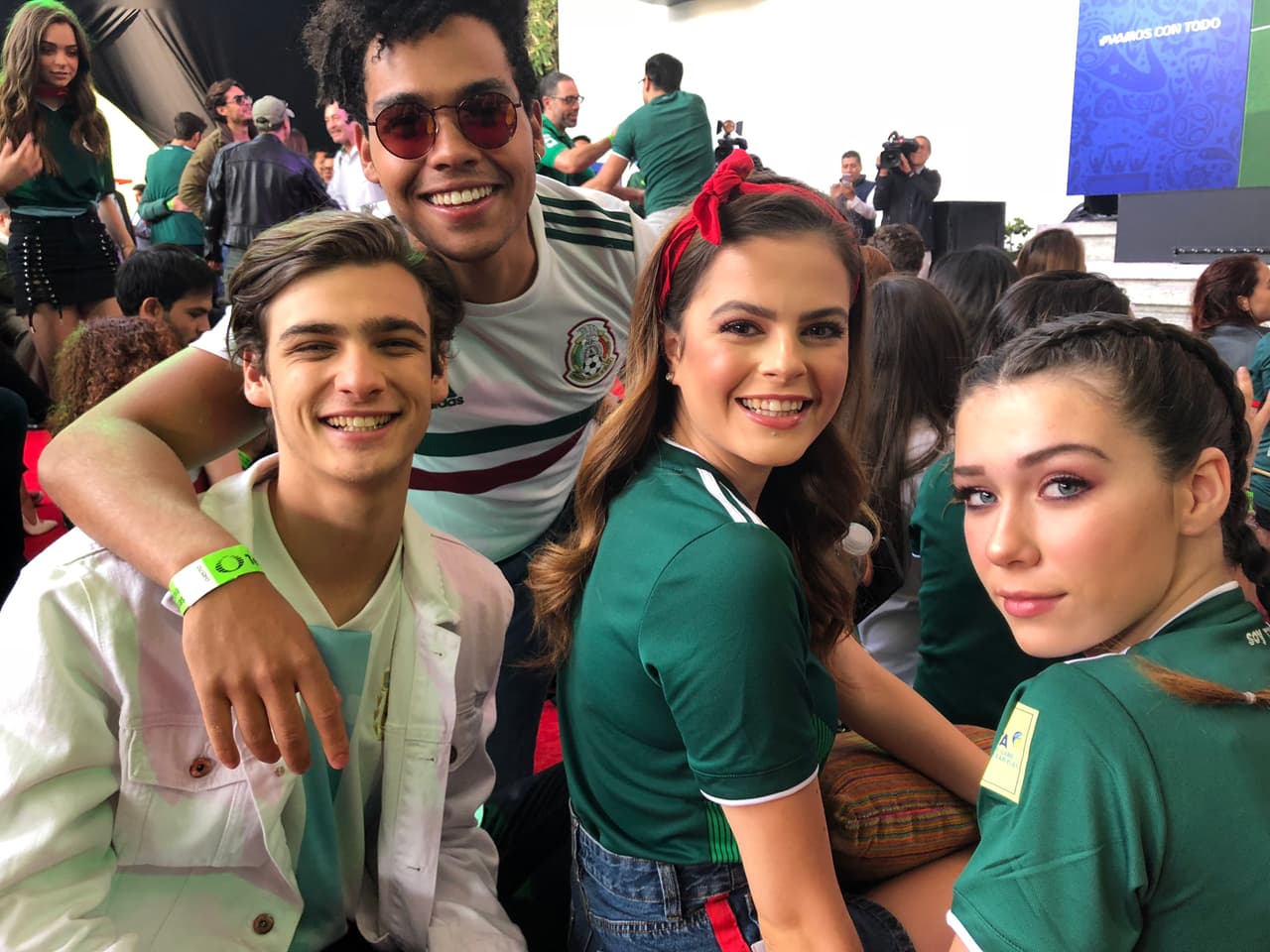El elenco de 'Like la leyenda' se desvivió en porras para México