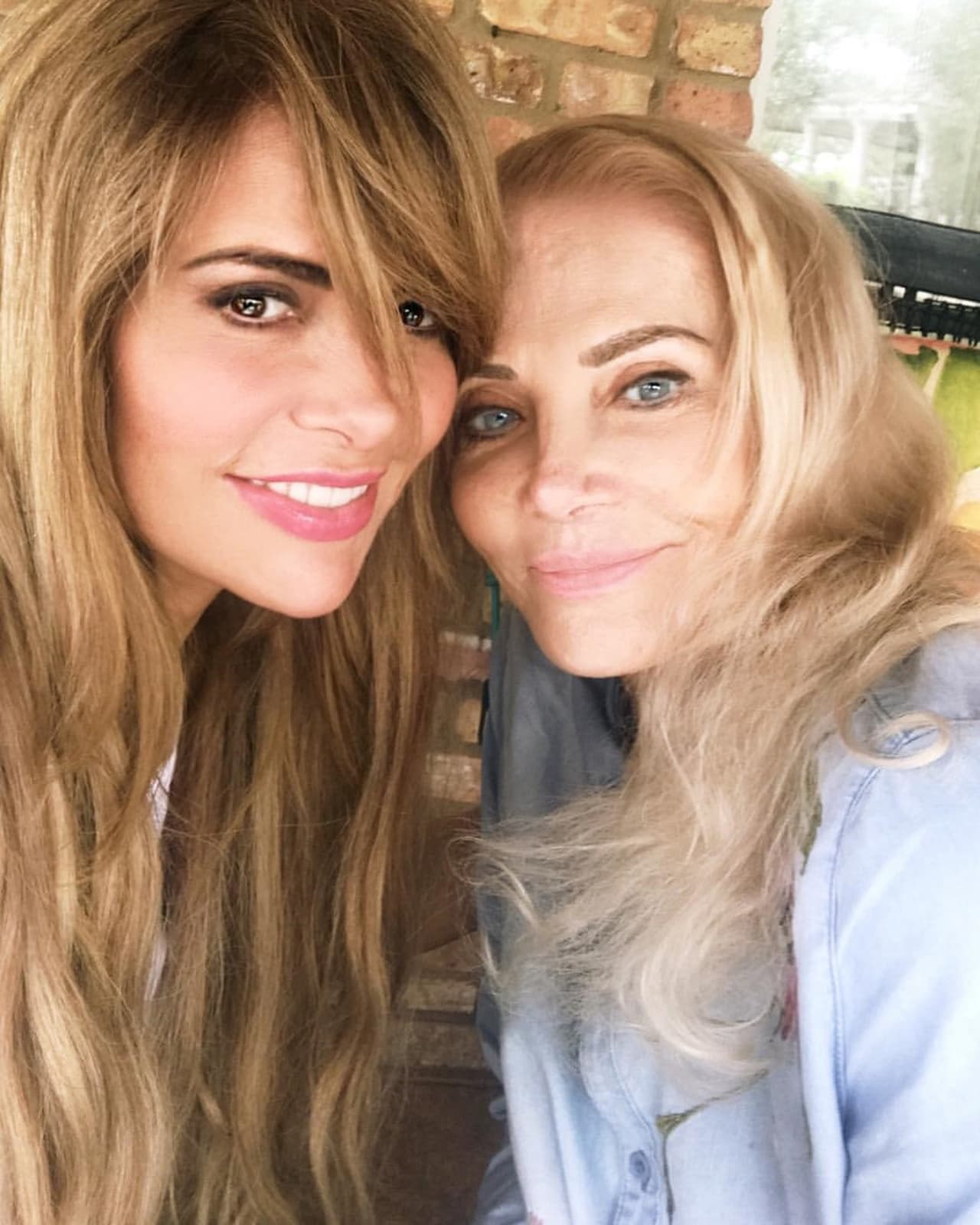 Además de ser una de las mejores cantantes de México, Gloria Trevi es una de las más bellas, y gracias a las fotografías junto a su progenitora Gloria Ruiz Arredondo, queda claro de quién heredó ese rostro privilegiado.
