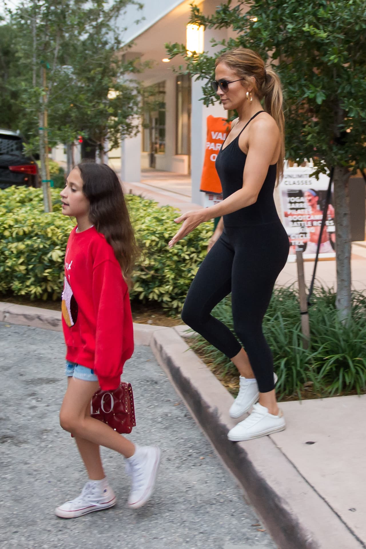 No cabe duda que no importa la ropa, ¡JLo siempre se ve bien!