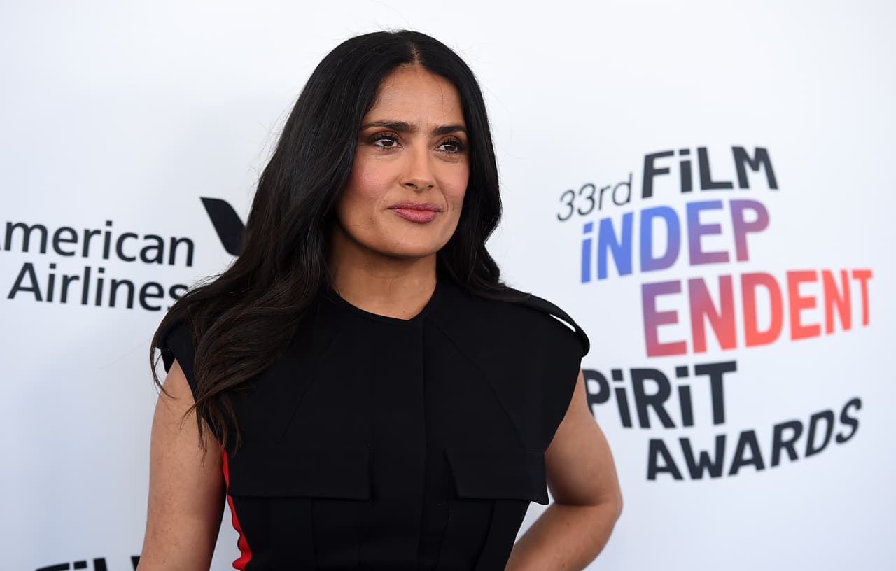 Destrozan a Salma Hayek por lucir cuerpazo en poca ropa