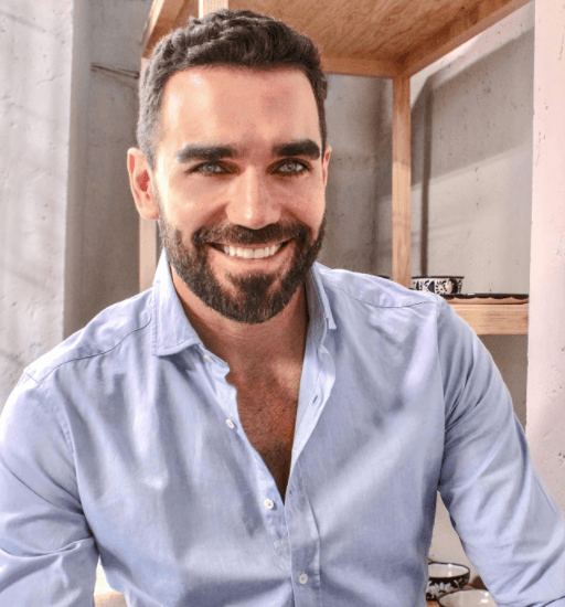 La producción reveló algunas imágenes del actor en escena y dio a conocer que su personaje será un hijo amoroso que se convertirá en la cabeza de la familia tras la pérdida de su padre.