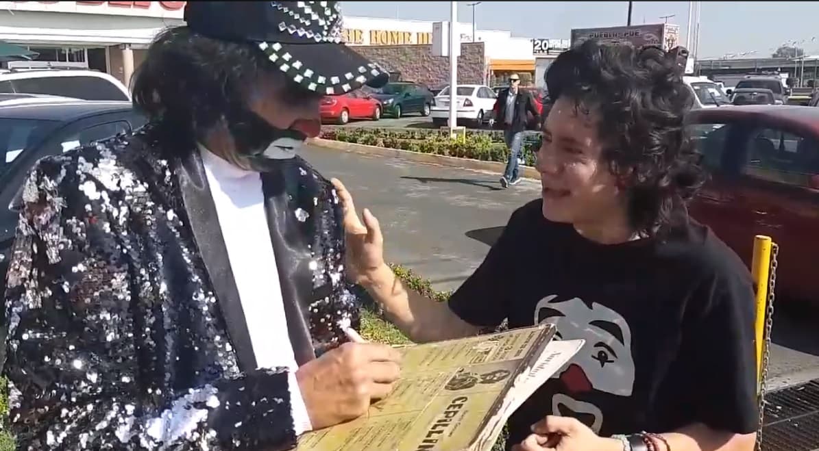 ‘Te amo': Llorando, admirador le declara su amor a Cepillín