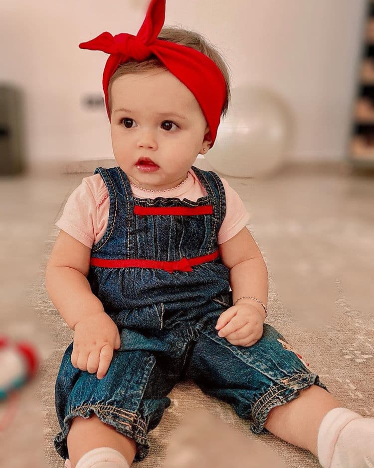 En esta cuarentena, Martina juega con su perrita Nicky con quien ha pasado divertidos momentos en casa. En esta imagen, la pequeña luce una diadema roja que hace juego con su lindo overol de mezclilla.