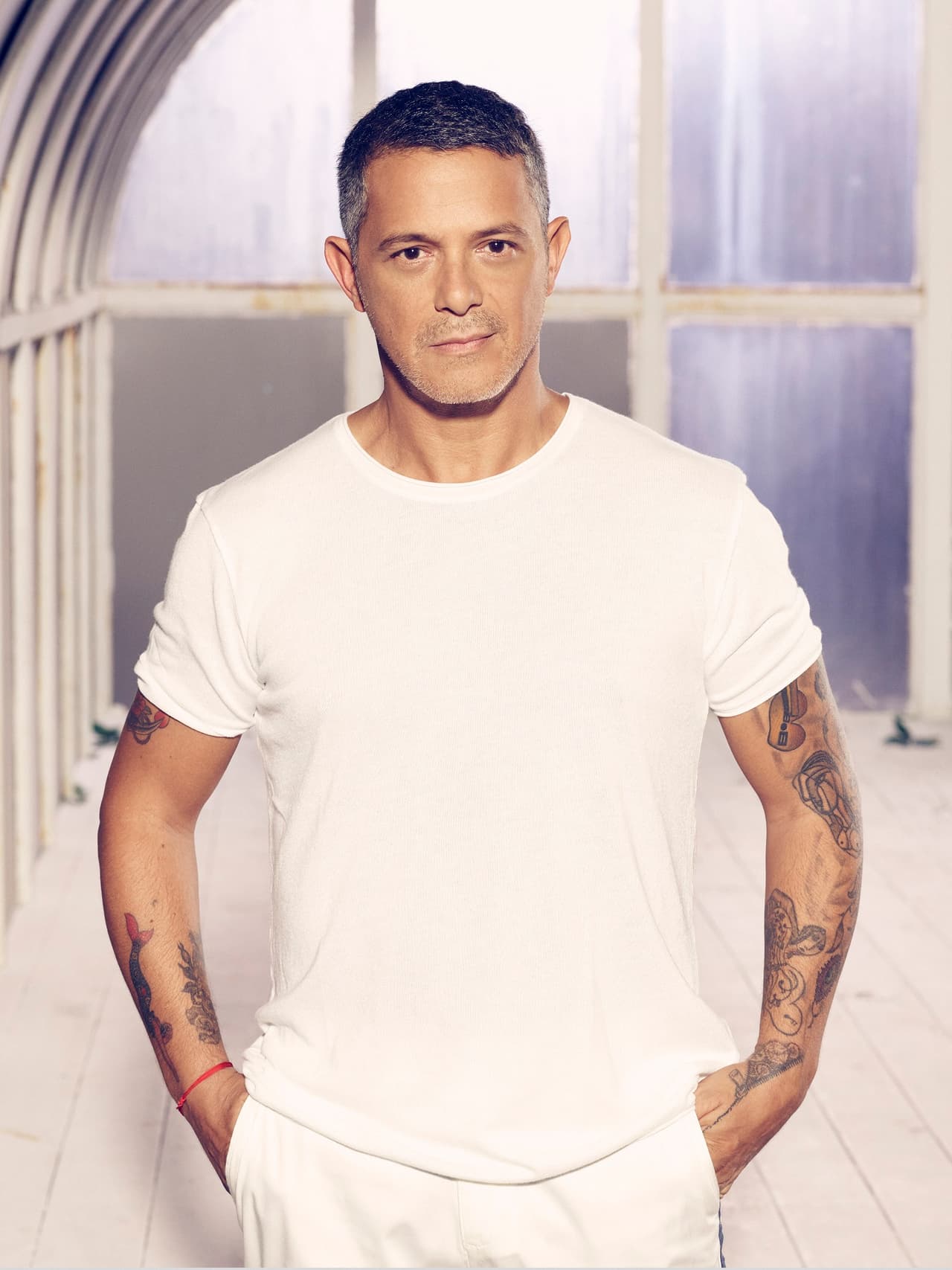 Alejandro Sanz y Carlos Vives sorprendieron en mayo de 2019 al unir sus voces con el tema “For Sale”. Ahora los intérpretes se reunirán nuevamente en ‘Se agradece’ para interpretar una melodía sorpresa.