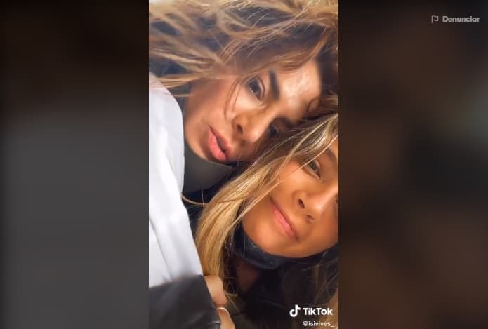 Isidora Vive, quien dio vida a ‘Alicia’ en la telenovela, plasmó en su cuenta oficial de TikTok lo emocionada que estaba de poder coincidir una vez más con Silvia Navarro y Beatriz Morayra. “Te amo con mi vida entera… Hoy voy a tener el reencuentro más bonito de todos. Te extrañé”, se escucha decir a la joven actriz mientras Navarro le da un beso en la mejilla.
