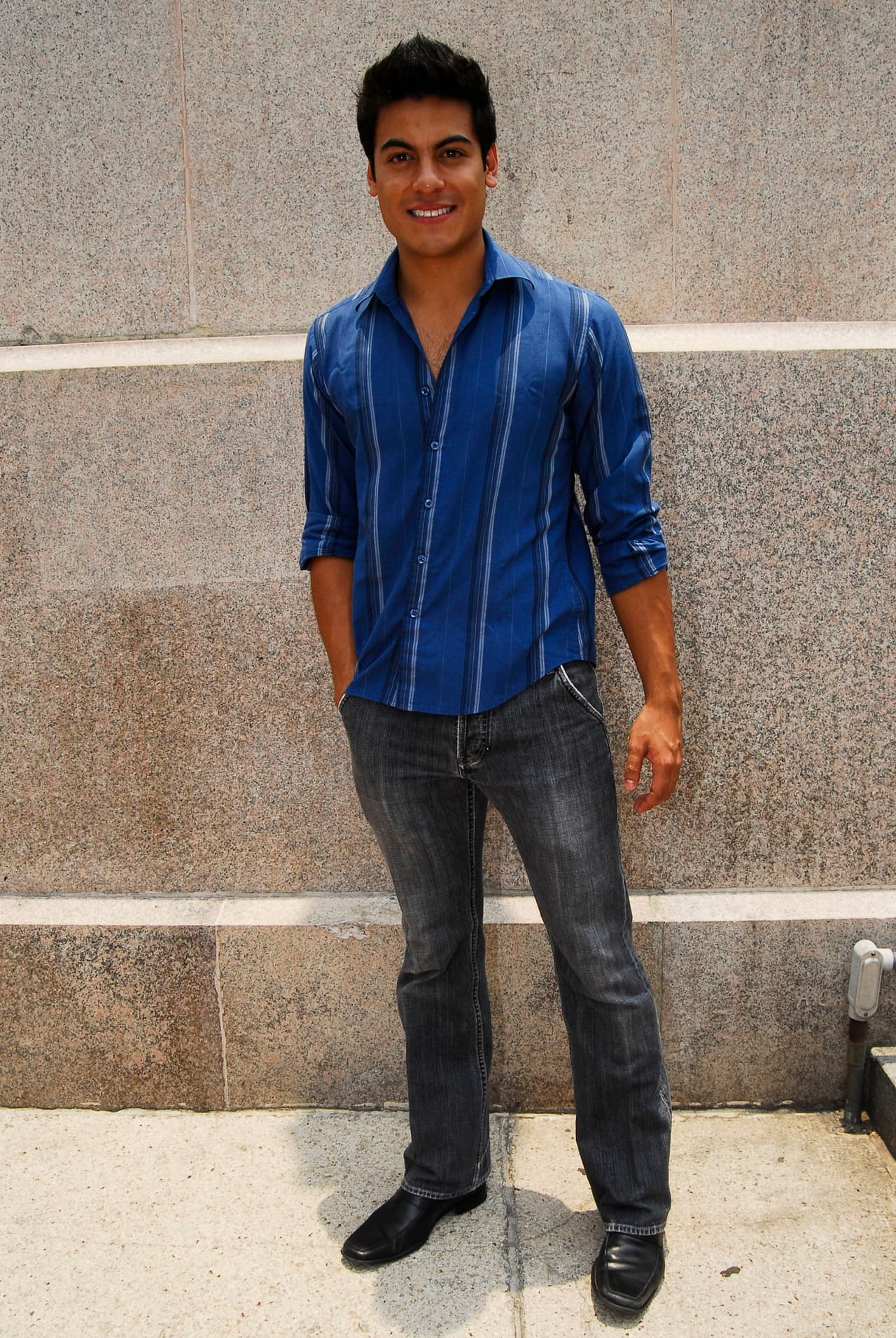 En 2005, Carlos Rivera firmó con la disquera Sony Music, y mientras preparaba su primer material discográfico, interpretó el tema 'Y Si Tu Supieras', el cual se incluyó en la película ‘Mar De Sueños’, que recibió una nominación en Diosa de Plata, en la categoría Mejor Canción de Cine.