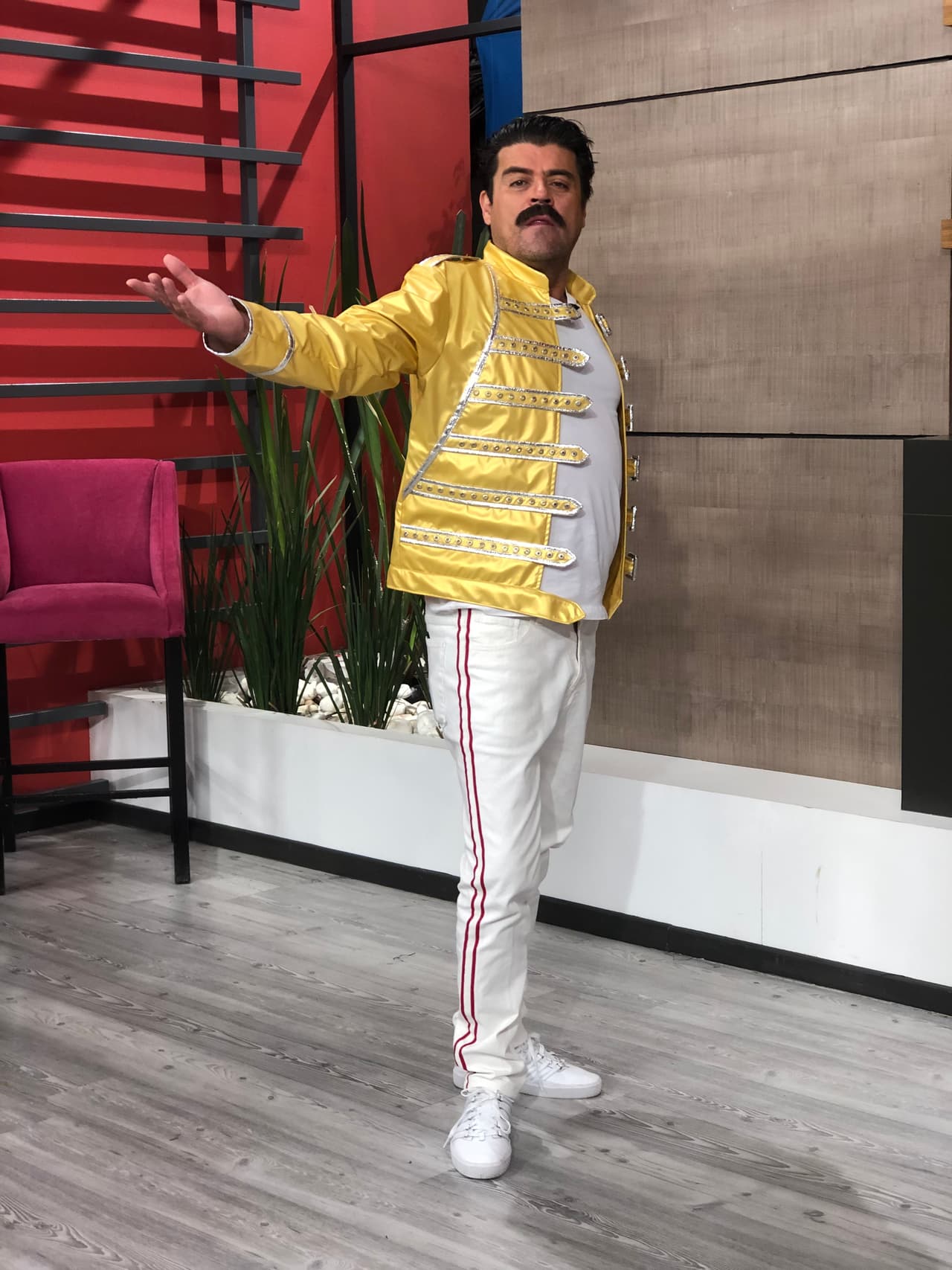 Recordamos a Freddie con el look de Wembley 86: la icónica cazadora amarilla.