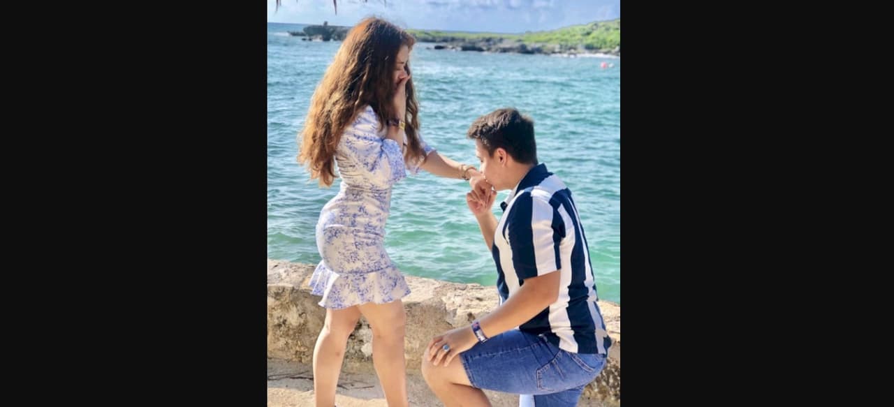 “I said yes! Me siento muy feliz y emocionada y agradecida con Dios de que seas mi futuro compañero eterno, créeme que cada momento que hemos pasado ha valido la pena y lo valdrá”, detalló.