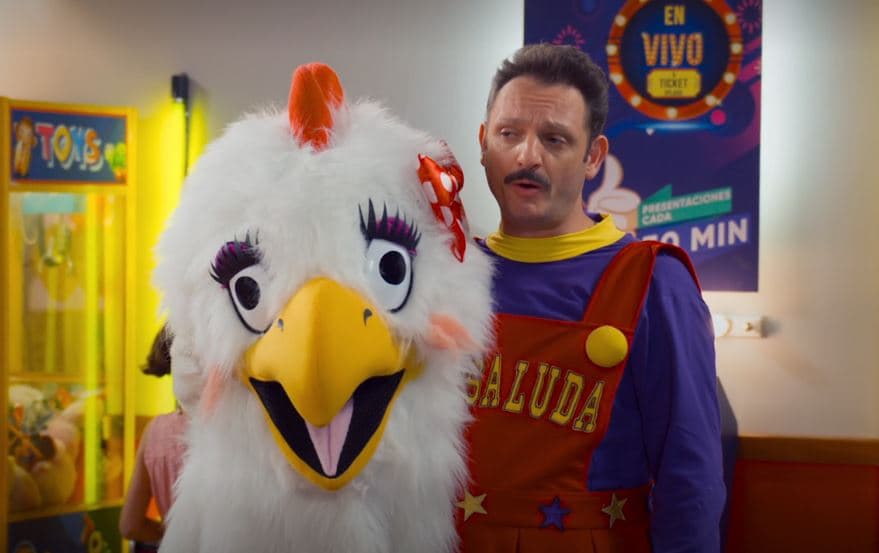 César obtuvo su castigo por ser "el más choto", al disfrazarse como la botarga del 'Choty chick's' y bailar la coreografía que inventó Bartolomé.