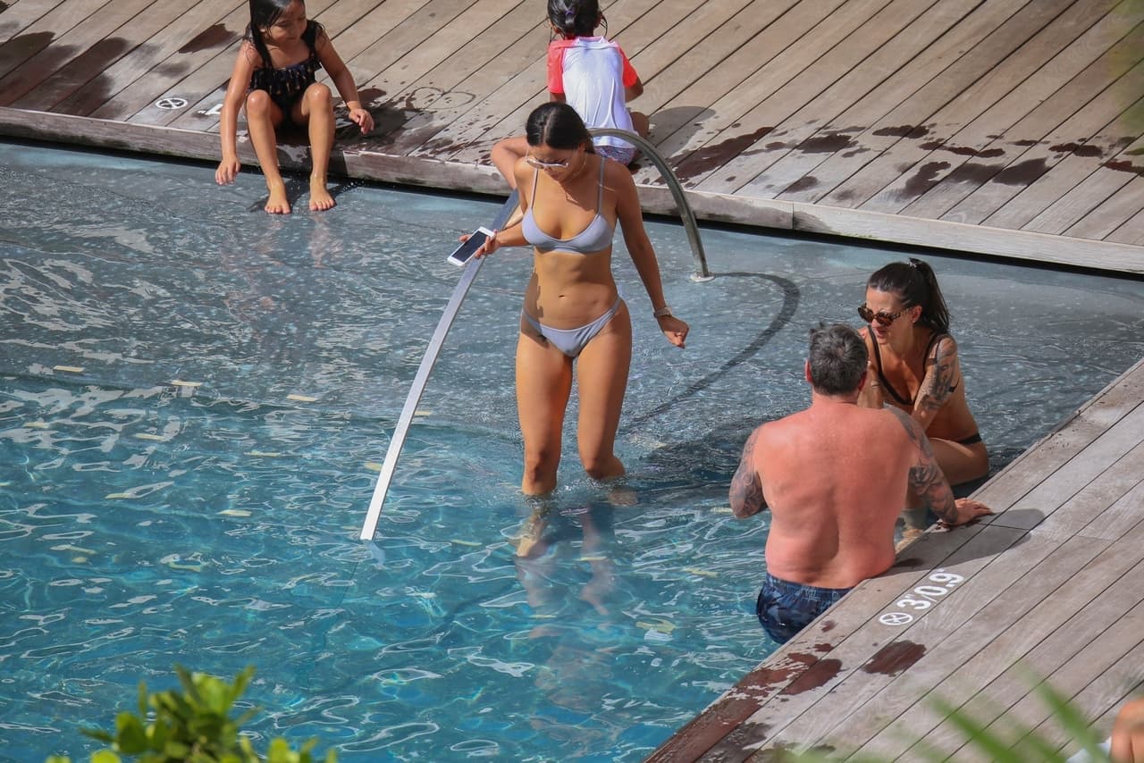 Los paparazzi captaron a la mexicana mientras los rayos solares del Pacífico acariciaban su delineada figura.