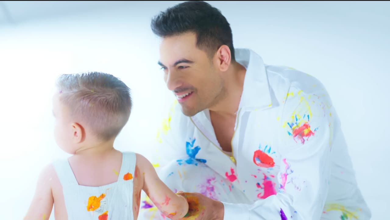 Carlos Rivera, presenta en video a su hijo León.