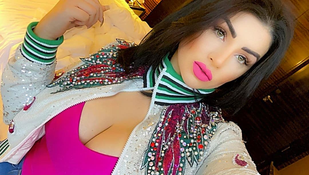 “Ella tiene 37 años, es empresaria, se dedica a la comercialización de prendas de vestir; es una buena mujer, muy independiente, solo busca estar feliz y yo también. (...) Ella es 19 años menor que yo”, contó.