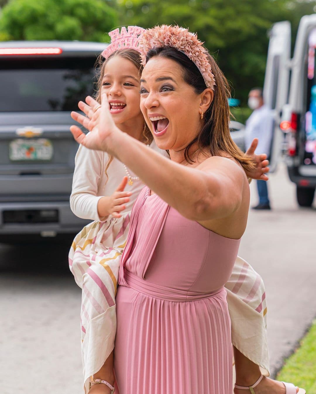 El look de Alaïa, en tonos claros, hizo juego con el de su mamá, quien reflejó en todo momento su felicidad con una gran sonrisa en el rostro.