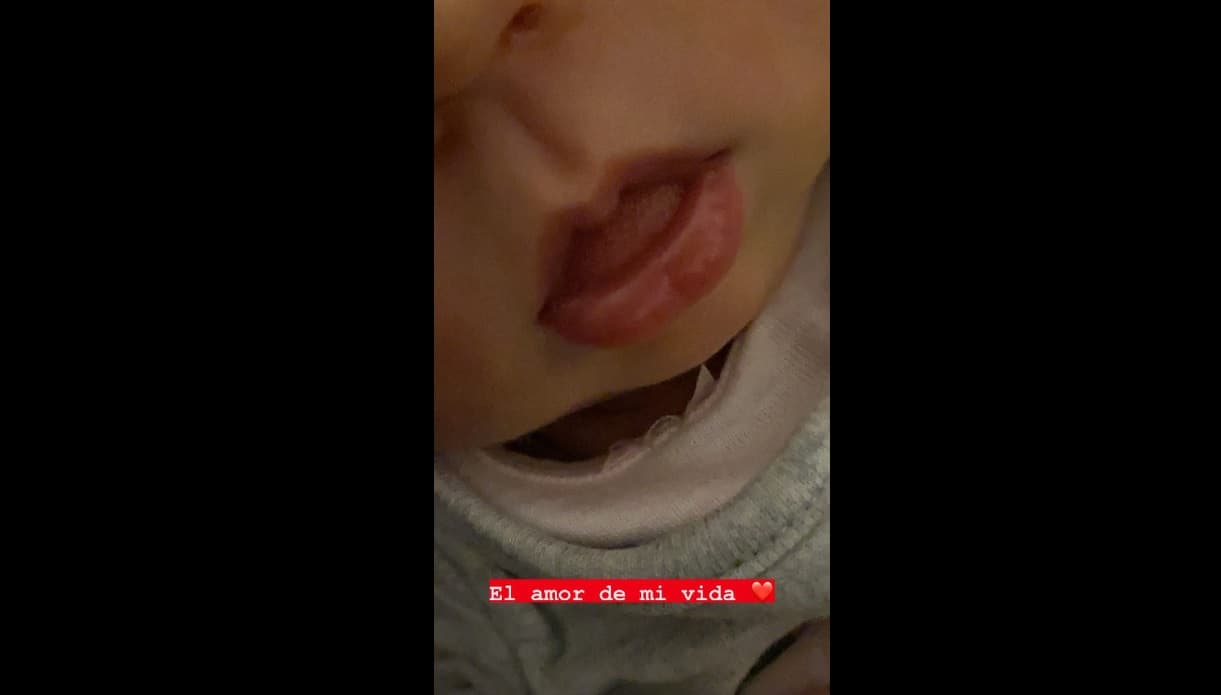 Thuany Martins presume el rostro de su bebé.