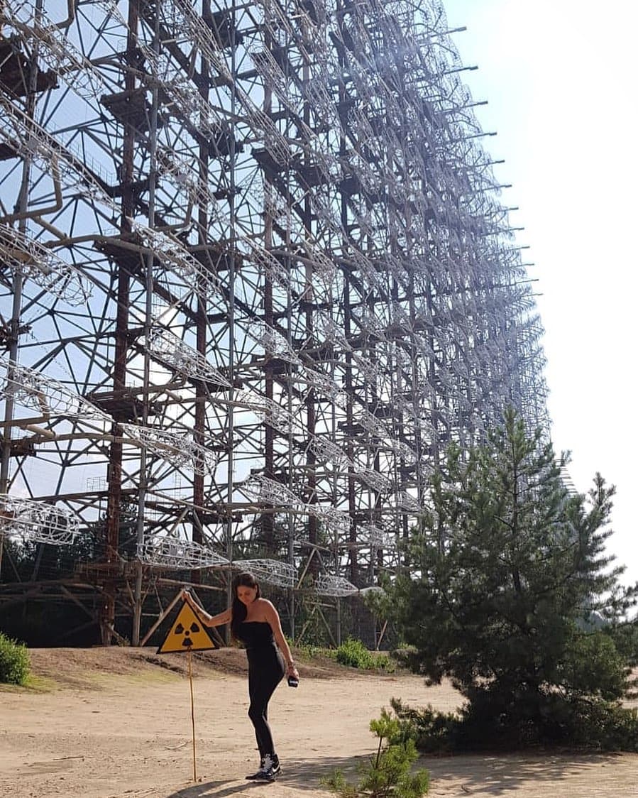 La hija del rockero posando en las inmediaciones de Chernóbil en un paseo por esa región ucraniana.