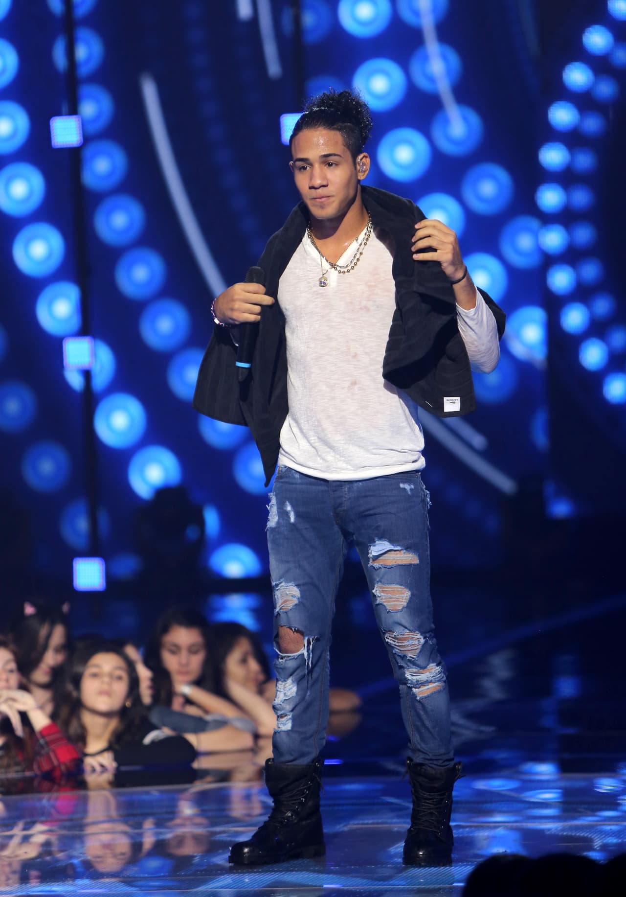 En fotos: de largo a corto y de negro a rosado, los cambios de look de Richard Camacho de CNCO