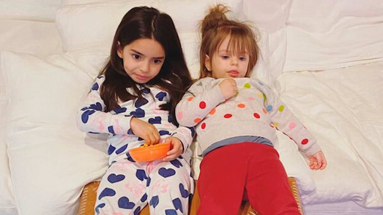 Aislinn Derbez exhibe tiernos juegos entre Aitana y Kailani: de cosquillas a brincos en la cama