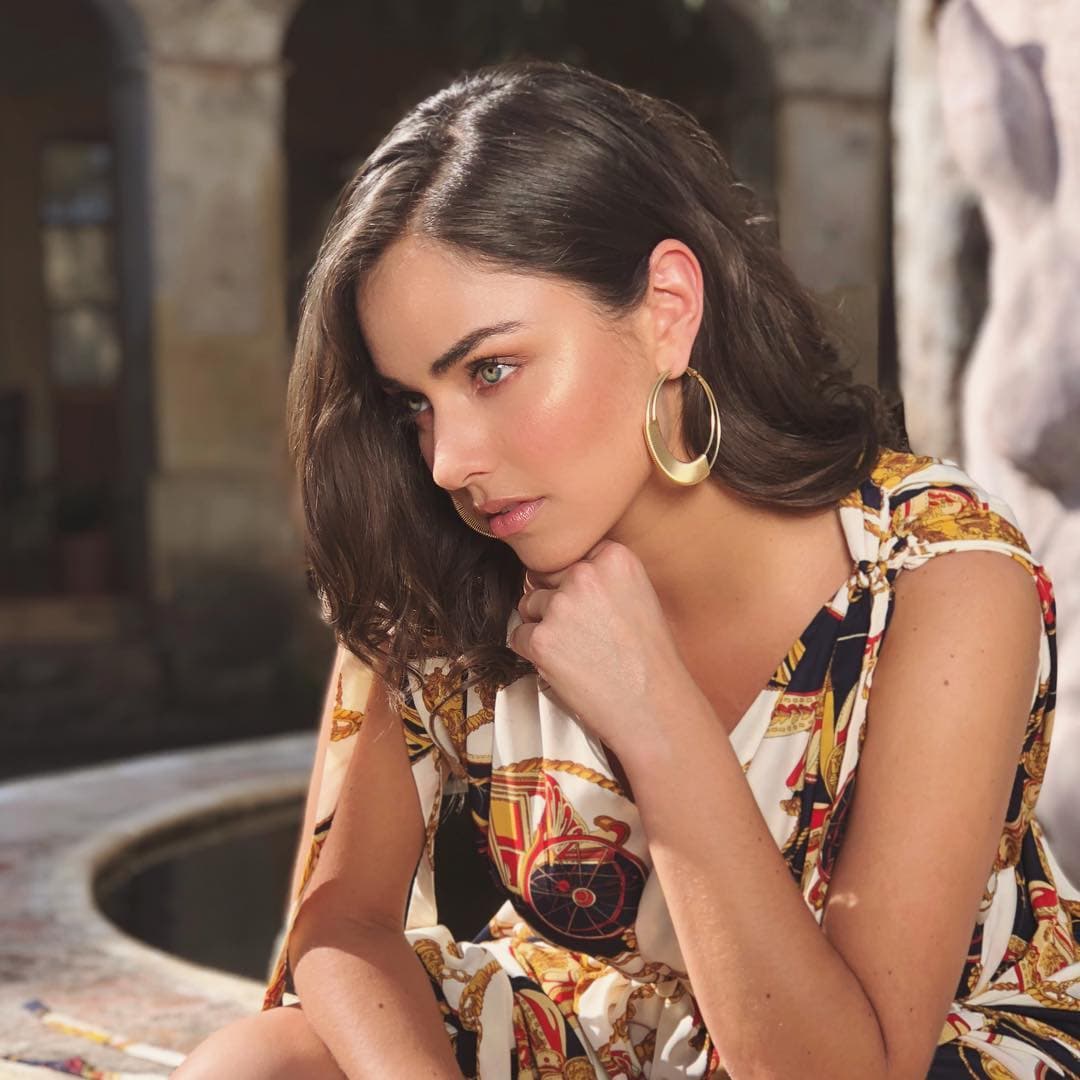 Fuera de personaje, la actriz mostró este peinado sofisticado en el que dejó ver su tono natural de cabello, castaño.