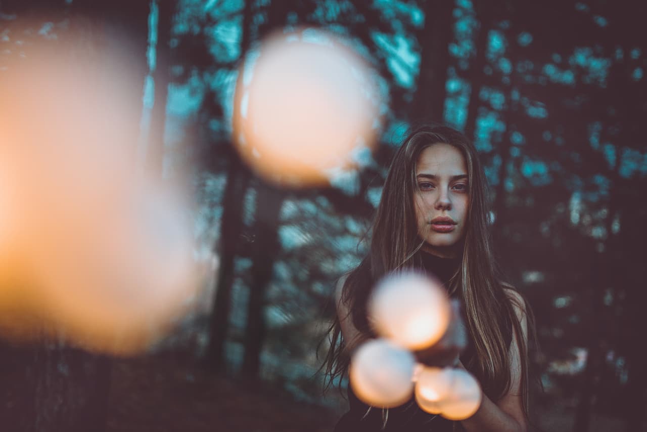 Si lo que buscas es suerte en el amor y que sea próspero, deberás bailar al aire libre alrededor de un árbol en la noche vieja.