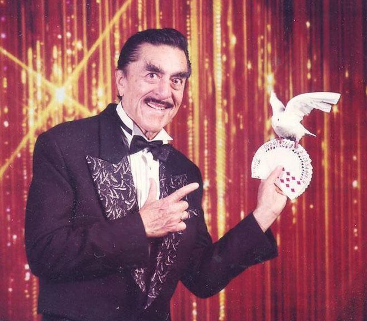 La madrugada del 14 de mayo murió el Mago Krotani a la edad de 91 años, noticia que confirmó su hijo el Mago Ari Sandy en su cuenta de Twitter.
