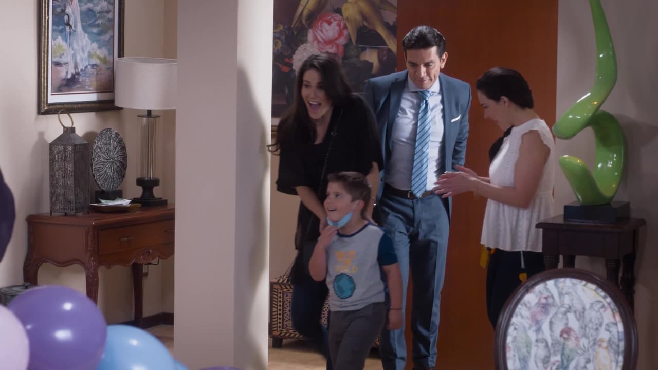 A su llegada a casa, su familia lo espera con un gran recibimiento.