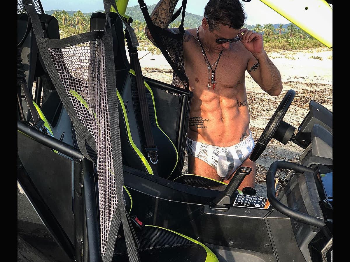 “Vestido o desnudo; nunca dejes que nadie negativo, inseguro o envidioso, cambien el rumbo de tus sueños”, fue lo que respondió Fernando Carrillo en Instagram al postear una serie de imágenes en dicha red social donde aparece semidesnudo, las cuales han levantado polémica.
