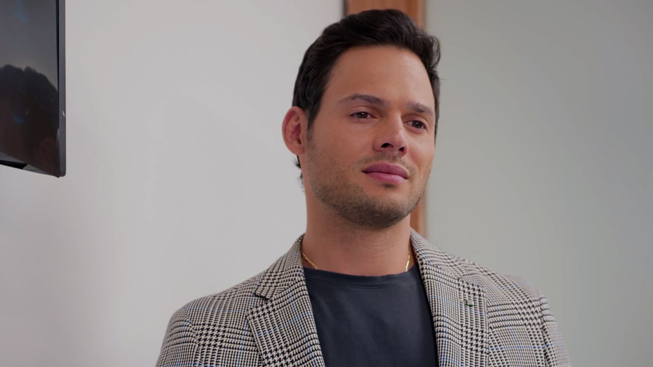 Carlos ve a su hijo por primera vez