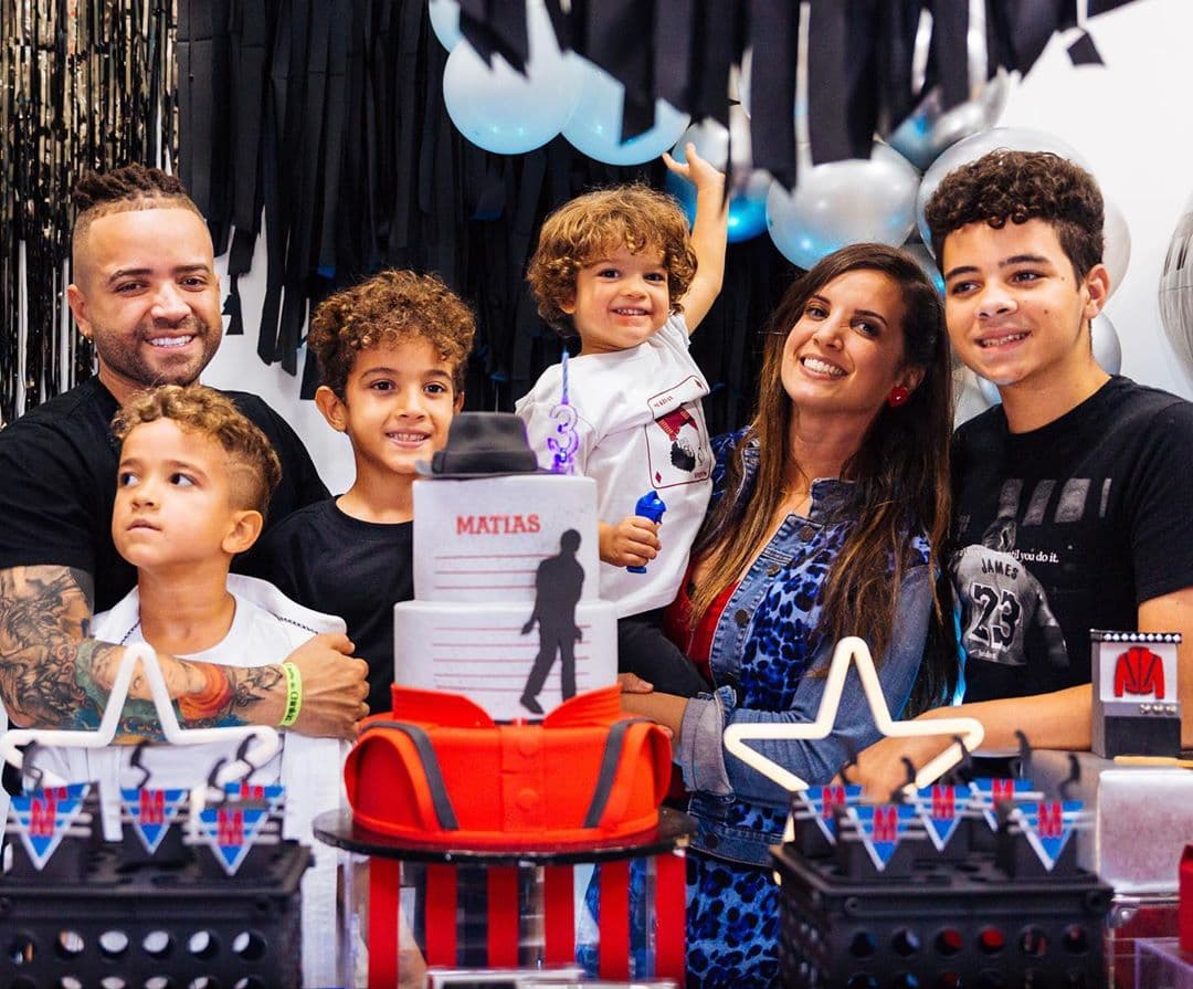 Nacho tiene otro hijo de una relación anterior, Diego, quien aparece constantemente en las fotos familiares de los intérpretes.